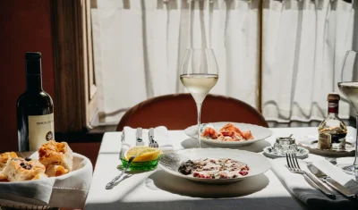 Стол с блюдами у окна — Salone pasta&bar Москва, Москва