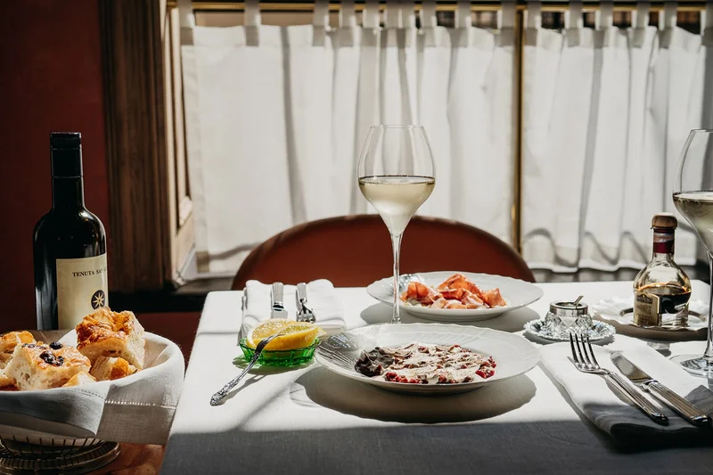Накрытый стол с вином — Salone pasta&bar Москва, Москва