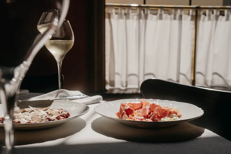 Карпаччо и бокал вина — Salone pasta&bar Москва, Москва
