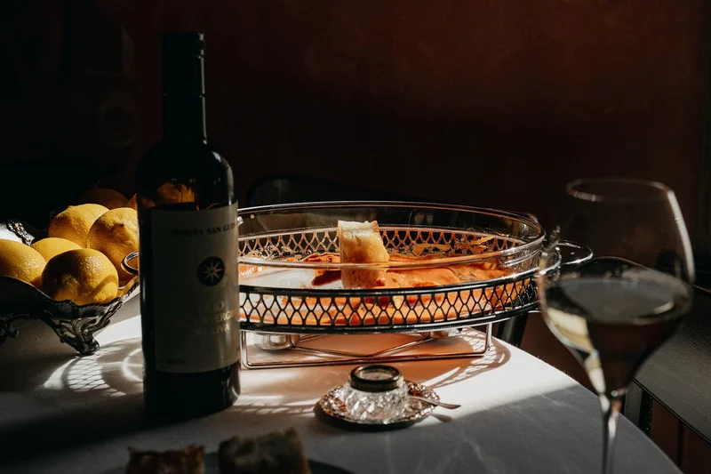 Вино и лимоны на столе — Salone pasta&bar Москва, Москва