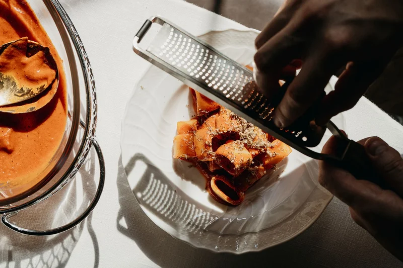 Шеф натирает сыр — Salone pasta&bar Москва, Москва
